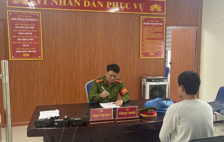 Công an đặc khu Cát Hải vận động thu hồi 08 vũ khí thô sơ và 02 công cụ hỗ trợ